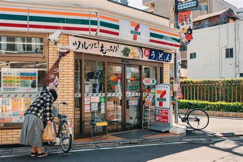 コンビニ ワイファイ：現代社会の接続点とその影響